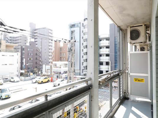 都会の景色を望むバルコニー