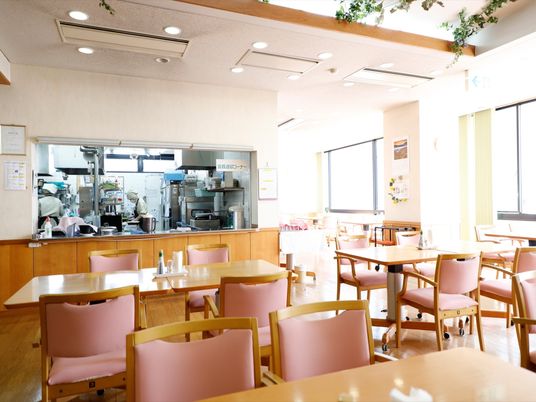 明るい食堂の風景