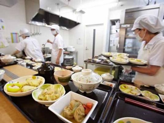 調理中のスタッフと料理
