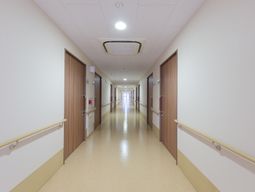 清潔な施設の廊下