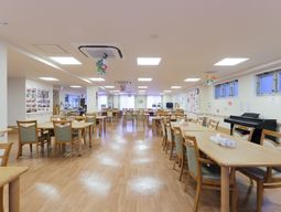 明るい食堂の全景