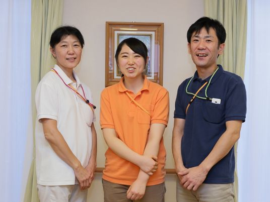 笑顔のスタッフ三人