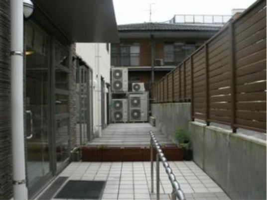 施設エントランス通路