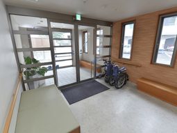 明るいエントランスの様子