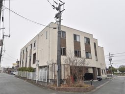 シンプルな外観の建物