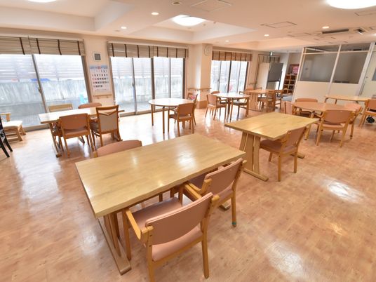 広々とした明るい食堂