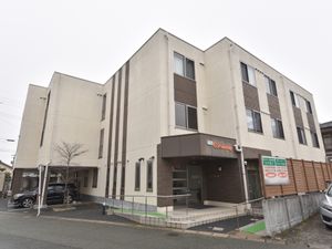 現代的外観の建物入口