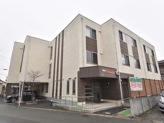 現代的外観の建物入口