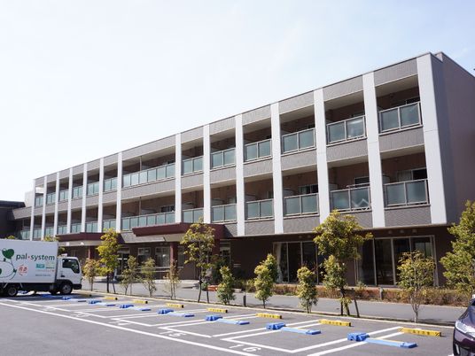 現代的な外観の建物