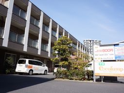 施設の外観と送迎車