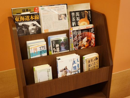 書籍が整然と並ぶ本棚