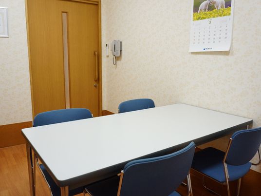 会議用テーブルと椅子