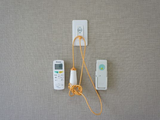 通話器とエアコンリモコンが壁に