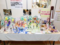 手作り作品が並ぶ展示台