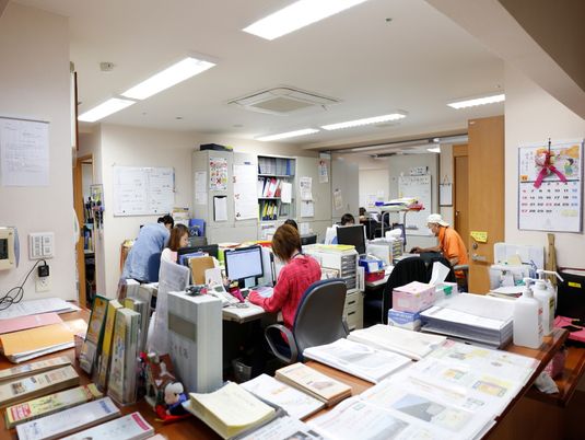 忙しそうなスタッフルーム