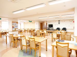 広々とした明るい食堂