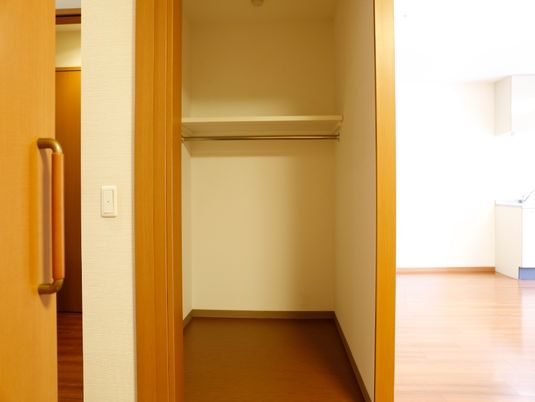 明るい居室の入口