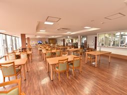 広々とした食堂空間