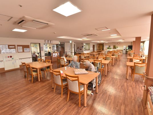 広々とした明るい食堂