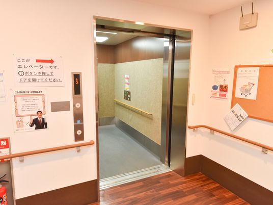 廊下とエレベーターの風景