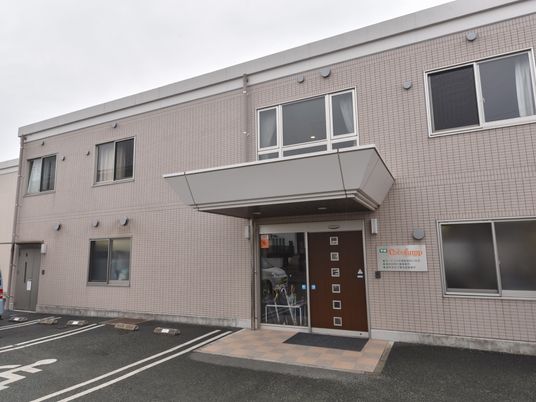 明るい外観の建物エントランス