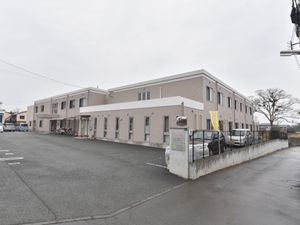 広々とした建物外観