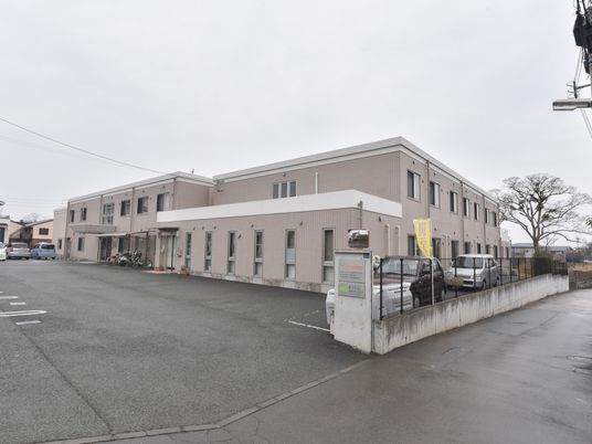 広々とした建物外観
