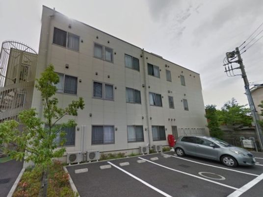 白い建物の外観