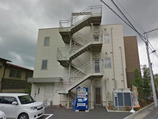 外階段のある建物
