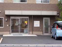 茶色の建物のエントランス
