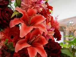 カラフルな花々の装飾