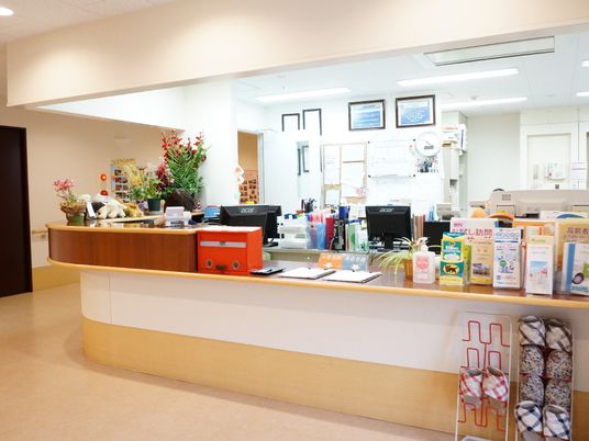 スタッフがいる受付カウンター