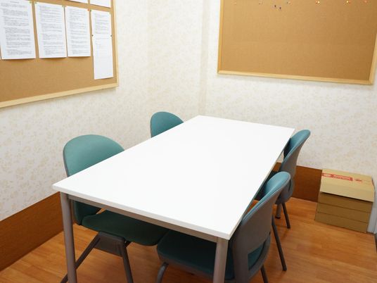 会議用のテーブルと椅子セット