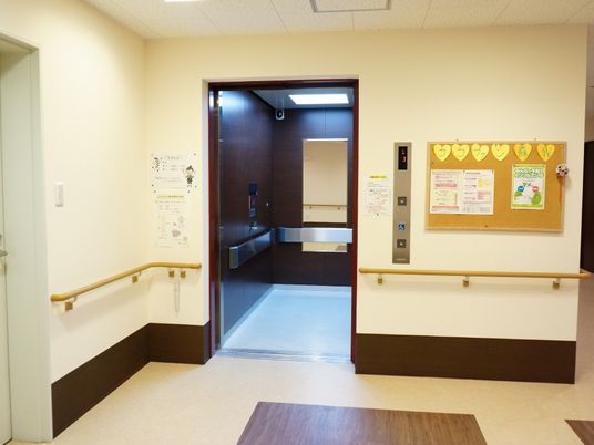 廊下と掲示物の壁
