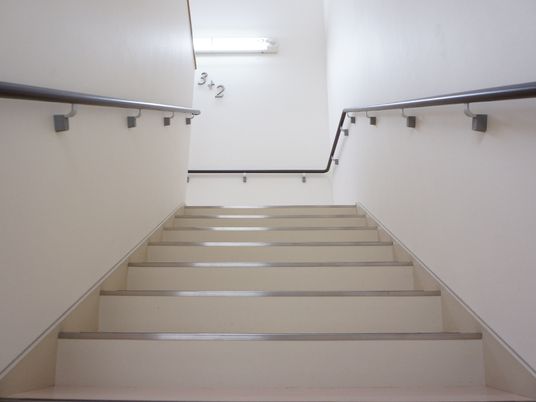 手すり付きの階段