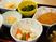 彩り豊かな食事の様子