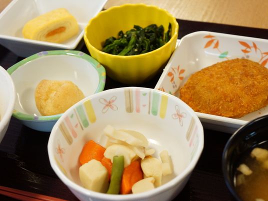 彩り豊かな食事の様子