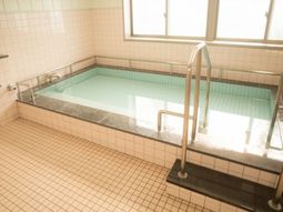 清潔な浴室の明るい空間