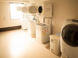 洗濯機が並ぶ部屋