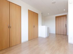 明るい居室のドアと床