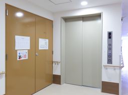 廊下のエレベーター前