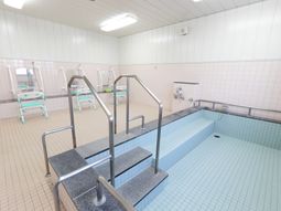 広々とした浴室設備