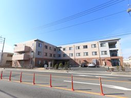 鮮明な青空の下の外観