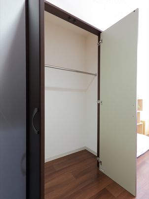シンプルな洋室のクローゼット