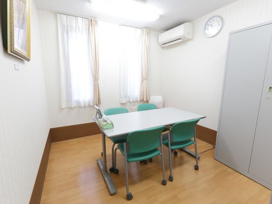 清潔な居室のテーブルと椅子