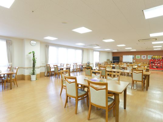 広々とした木製テーブルの食堂