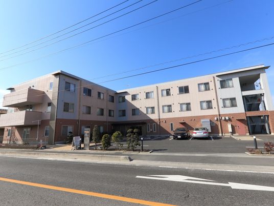 広々とした施設の外観