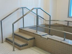 安全な手すり付き階段