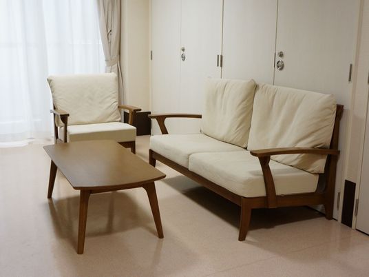落ち着いた色の居室家具