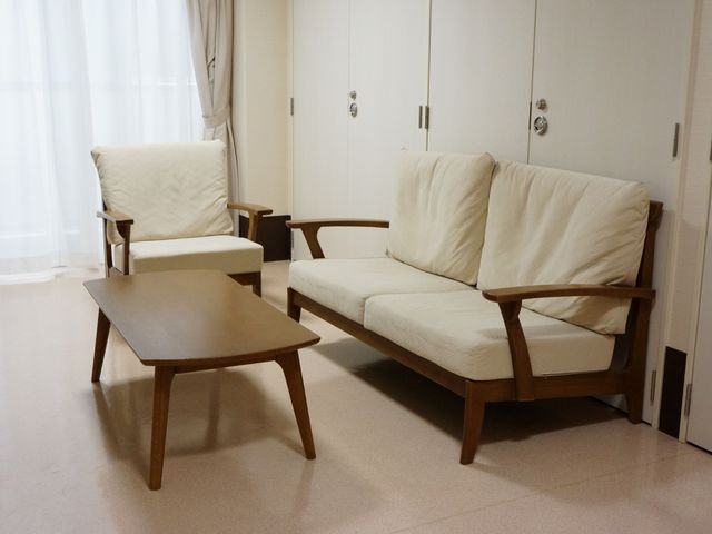 落ち着いた色の居室家具